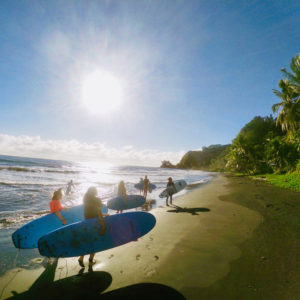 Groupe d'apprentis surfeurs au bord d'une plage de Tahiti