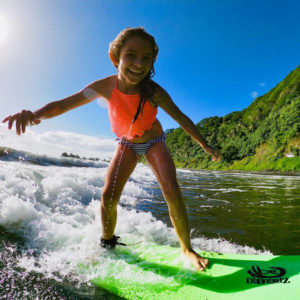 enfants surfant les vagues à Tahiti