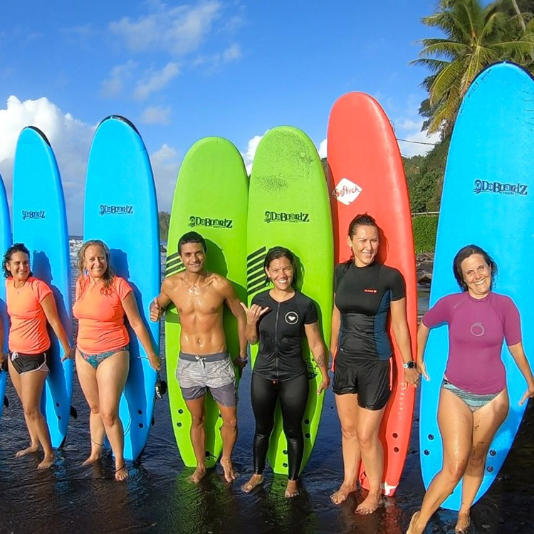 Eleves de l'école de surf après une leçon de surf à Tahiti