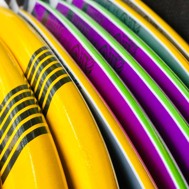 Dans notre école de surf, vous pouvez aussi louer des planches de surf, de bodyboard et de SUP pour découvrir les spots de Tahiti