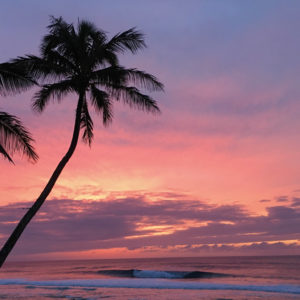 coucher de soleil sur un spot de surf à Tahiti